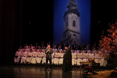 Кинески амбасадор свира фрулу